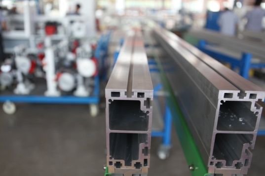 Nanxing NB6JQK  Прижимная балка  Алюминиевая прижимная балка изготовлена из  усиленного многокамерного профиля высокой жесткости Высота прижимной балки настраивается автоматически электроприводом в зависимости от толщины детали  Толщина задается с...